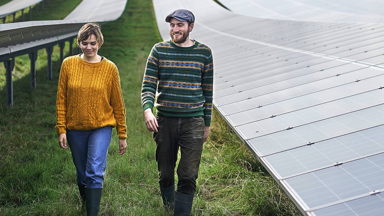 Nachhaltigkeit Paar im Solarfeld