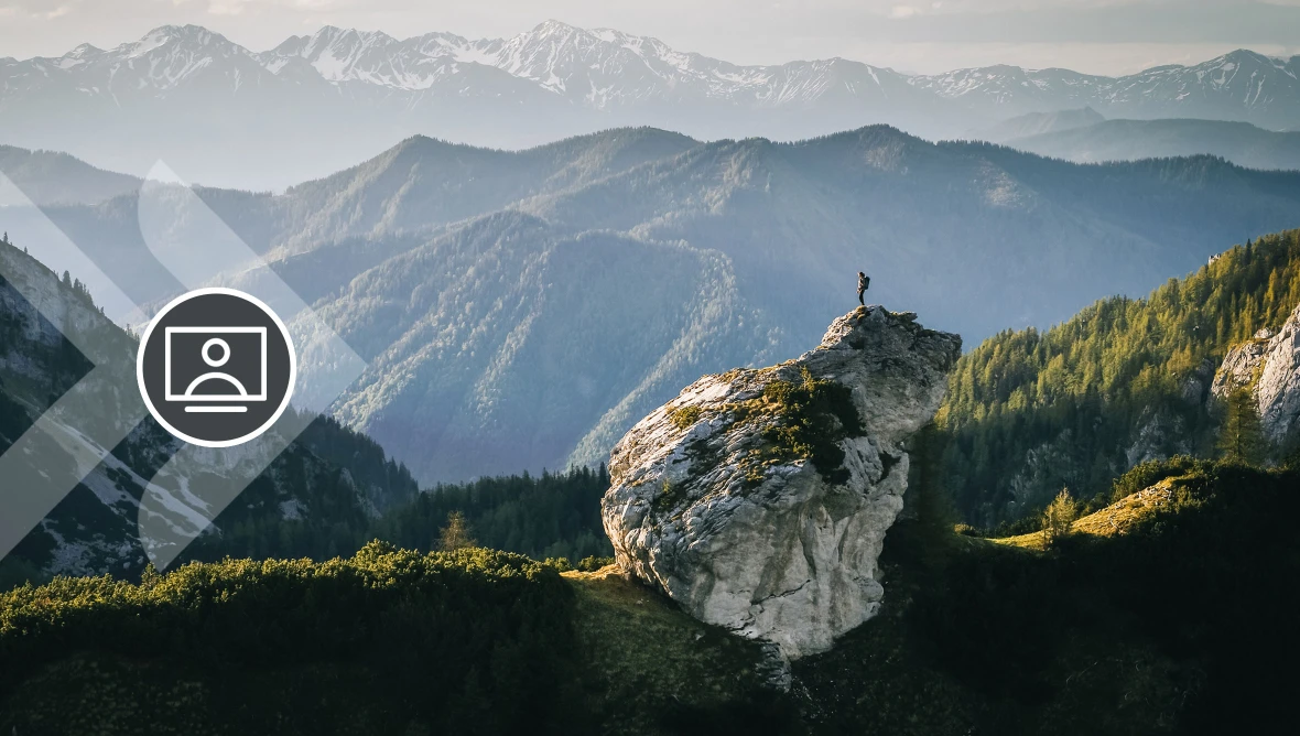 Große Berglandschaft mit Felsen und stehender Person auf einer Felskuppe sowie Symbolgrafik links im Bild.