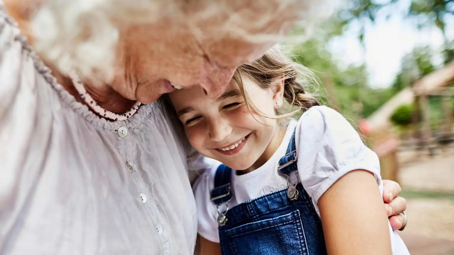 Oma mit Kind am Schoss