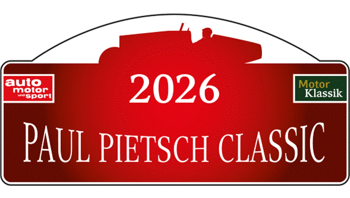 Rotes Schild mit schwarzem Umriss eines klassischen Autos oben. In der Mitte steht in weißen Zahlen ‚2026‘, darunter in großen weißen Buchstaben ‚PAUL PIETSCH CLASSIC‘. Oben links ist das Logo von ‚auto motor und sport‘, oben rechts das Logo von ‚Motor Klassik‘.
