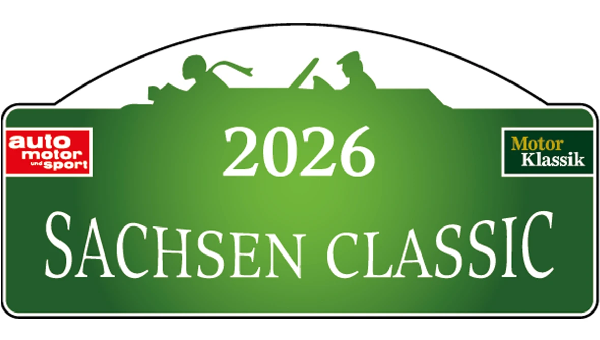 Grünes Schild mit weißer Aufschrift ‚2026 SACHSEN CLASSIC‘. Unter dem Text befinden sich die Logos von ‚auto motor und sport‘, ‚Motor Klassik‘ und ‚AUTO STRASSENVERKEHR‘. Oben ist die Silhouette von zwei Personen in einem klassischen Auto zu sehen