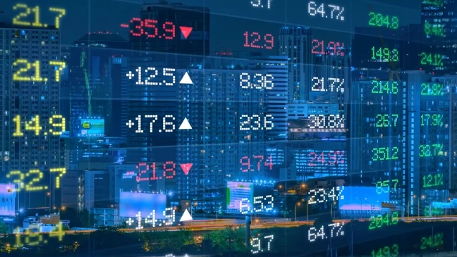 Anzeigetafel mit Aktienkursen in digitaler Schrift, worin sich eine Stadt mit Hochhäusern spiegelt.